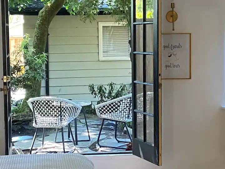 Modern Studio Suite in Central Lonsdale/Grand Blvd