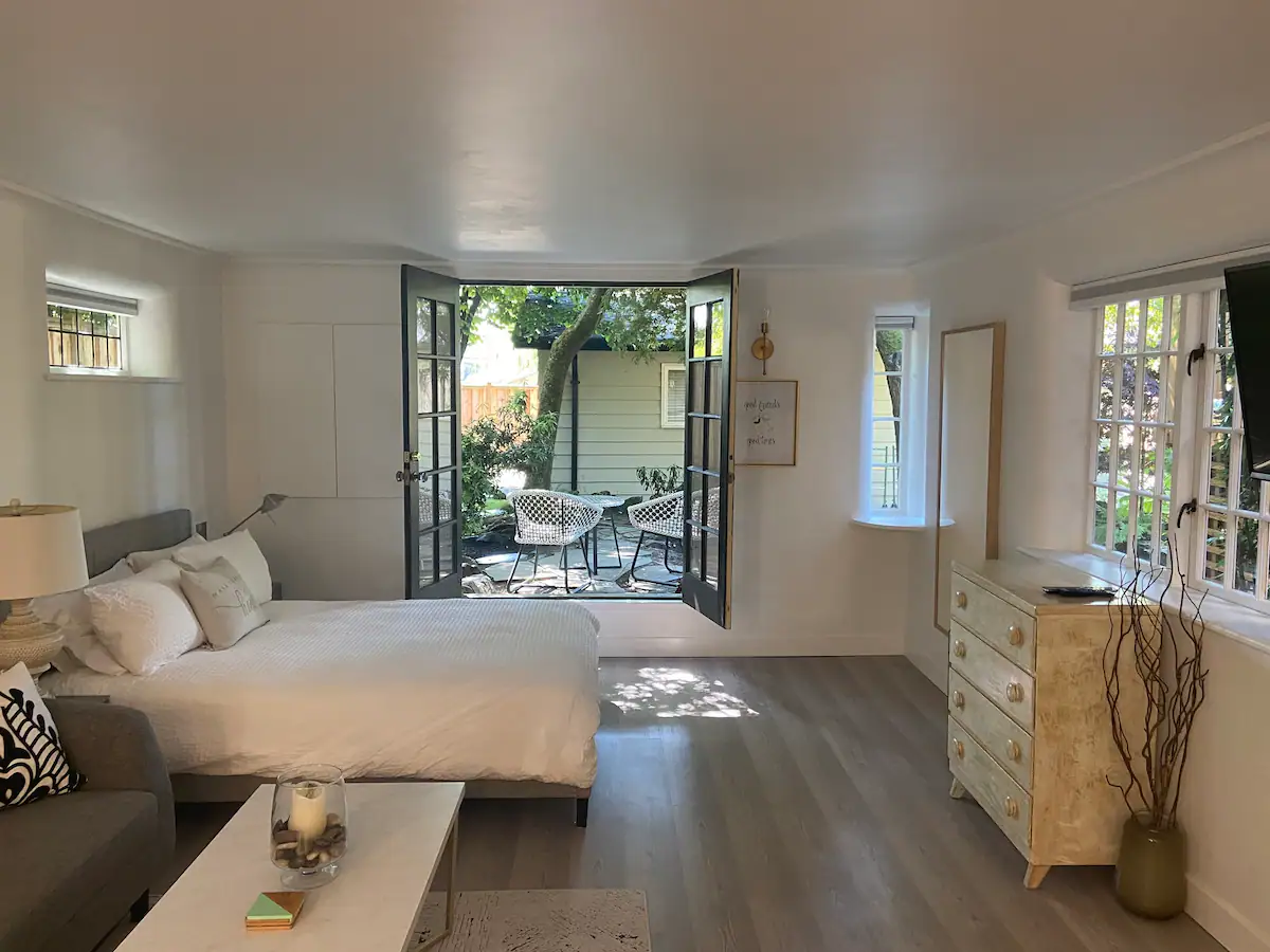 Modern Studio Suite in Central Lonsdale/Grand Blvd