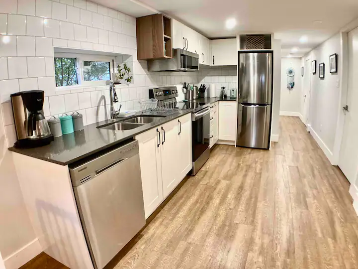 HiddenGem - private modern suite on trendy Main St
