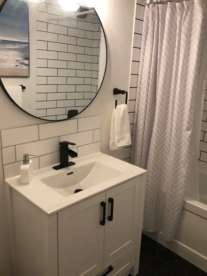 Modern Studio Suite in Central Lonsdale/Grand Blvd