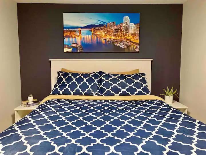 HiddenGem - private modern suite on trendy Main St