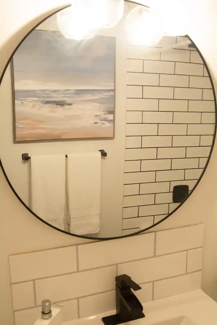 Modern Studio Suite in Central Lonsdale/Grand Blvd