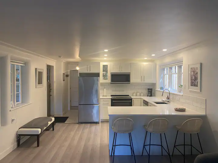 Modern Studio Suite in Central Lonsdale/Grand Blvd