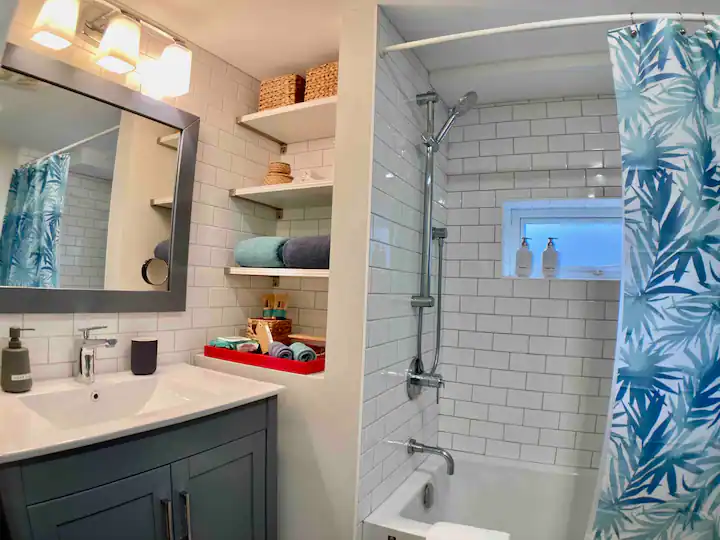 HiddenGem - private modern suite on trendy Main St
